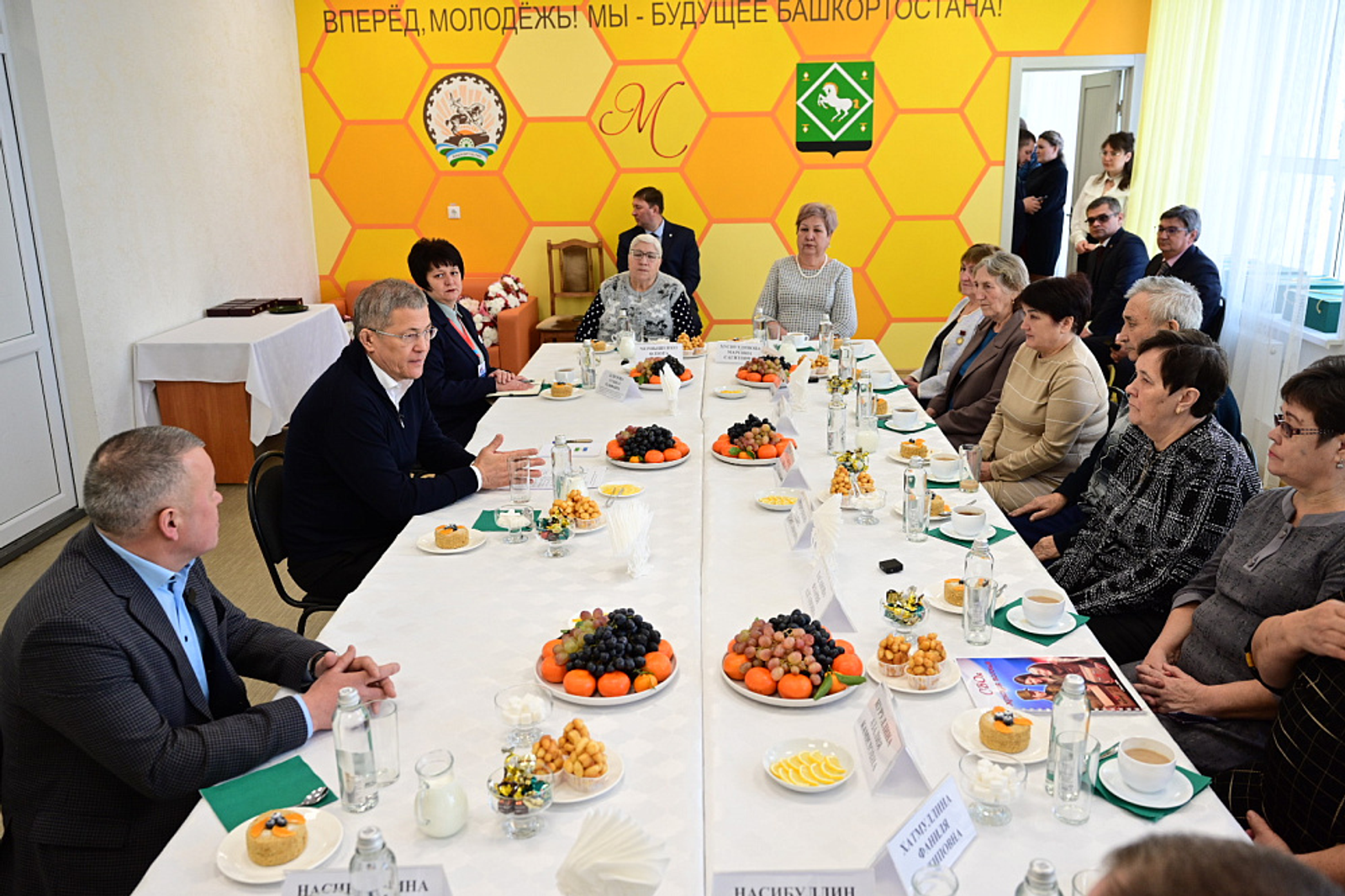 Радий Хабиров передал ордена генерала Шаймуратова семьям погибших участников СВО