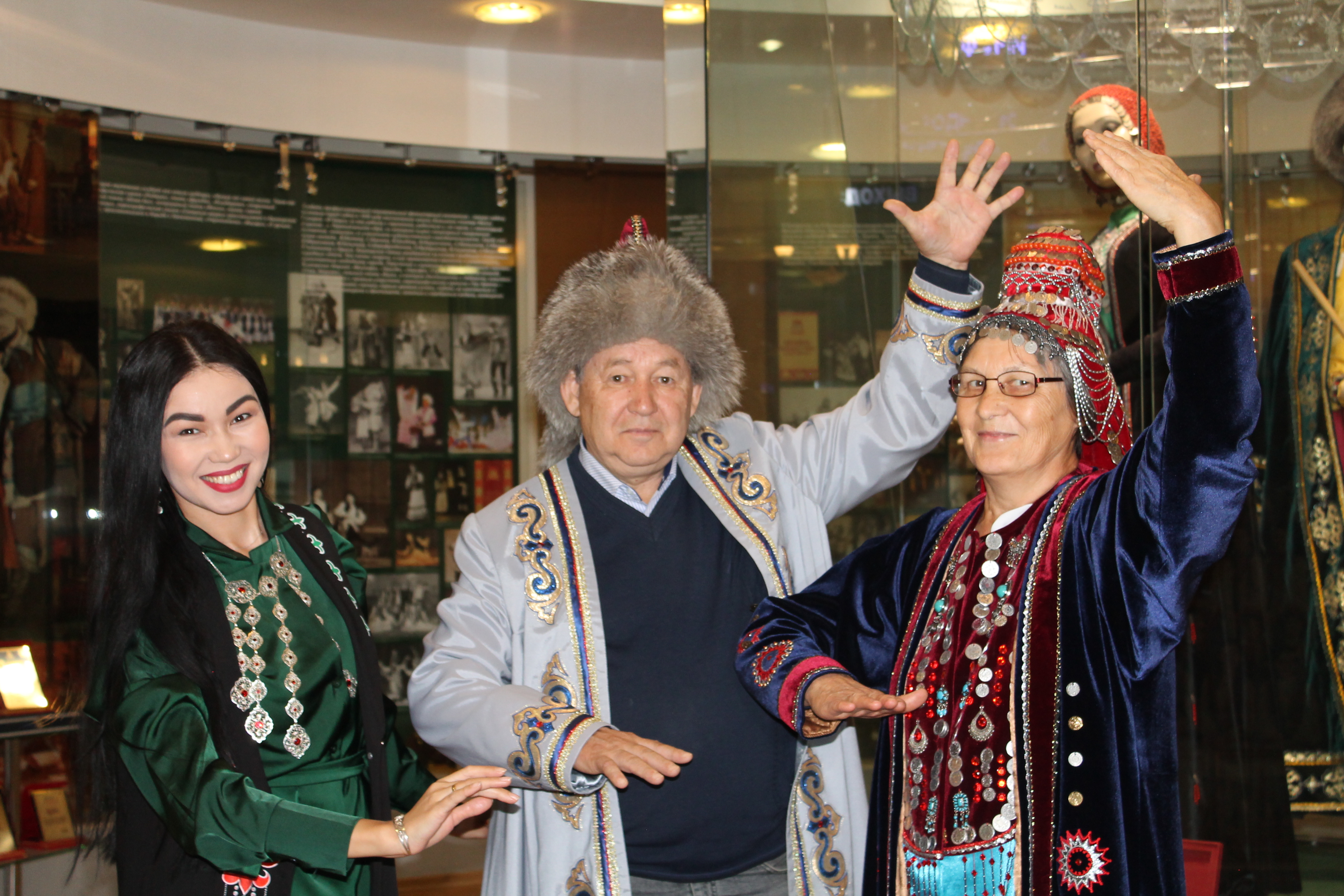 Семейный праздник супруги Хизбуллины решили отметить в национальных костюмах