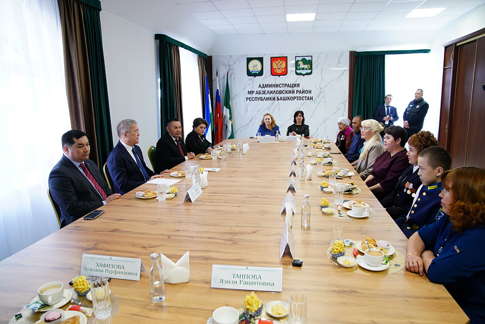 Радий Хабиров передал ордена генерала Шаймуратова семьям погибших участников СВО