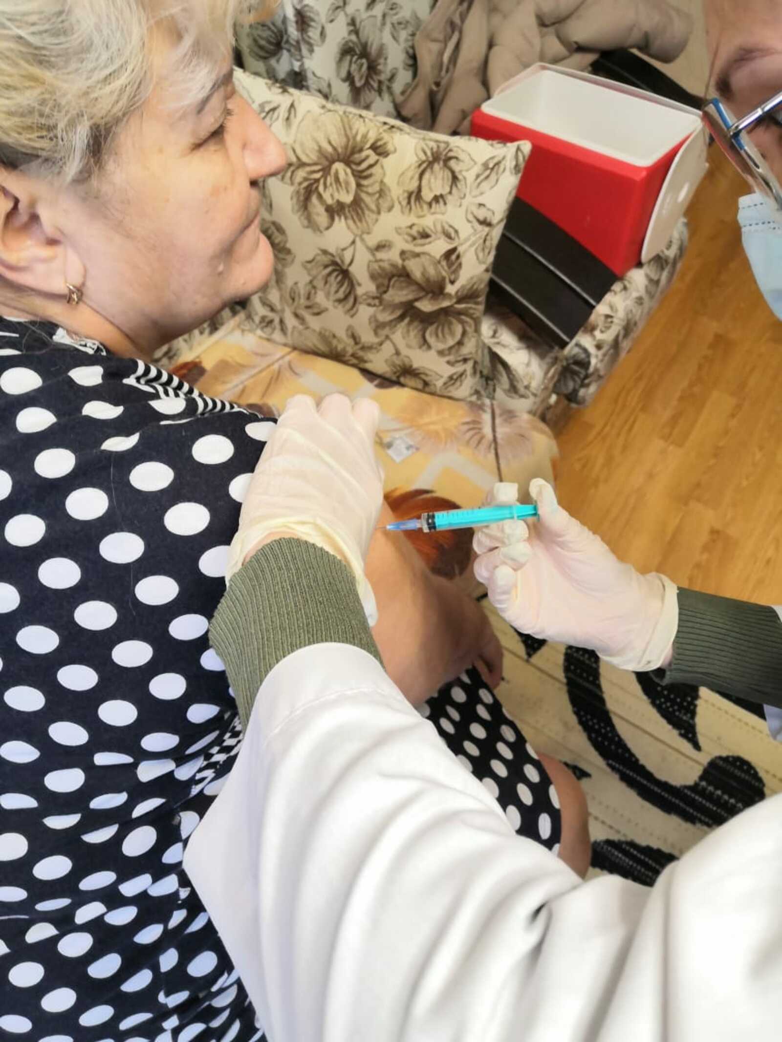 В  Уфе социальные работники помогают вакцинироваться маломобильным гражданам