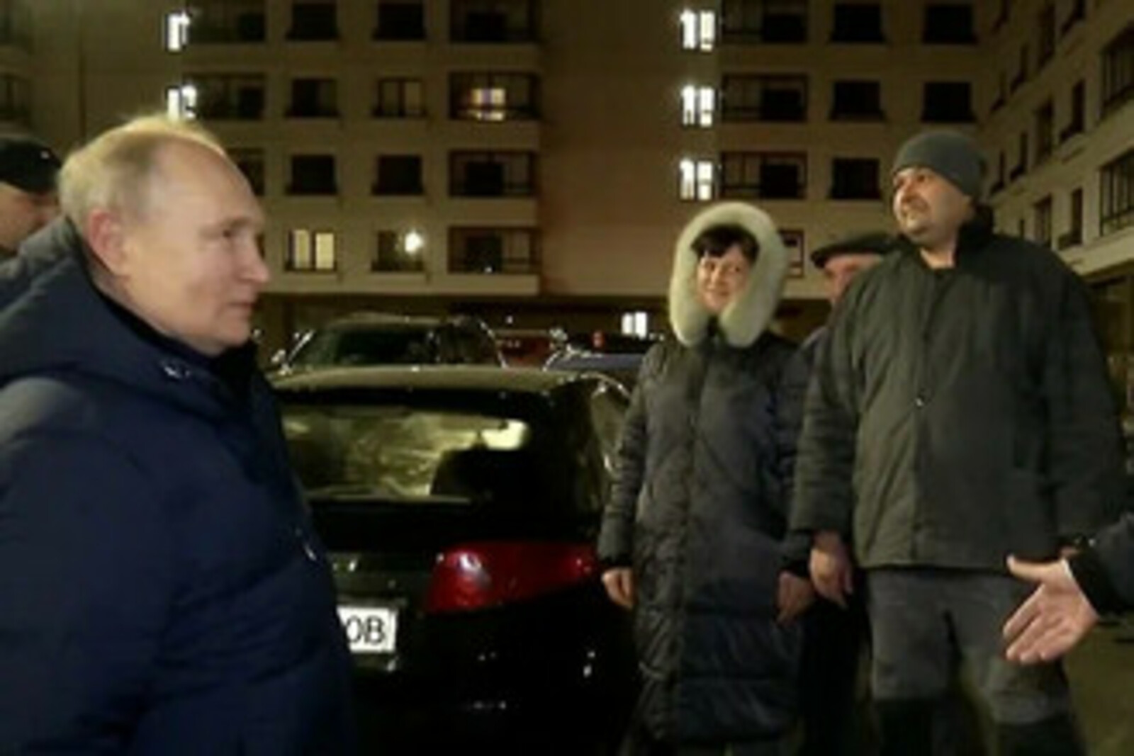 Путин за рулём автомобиля осмотрел  Мариуполь