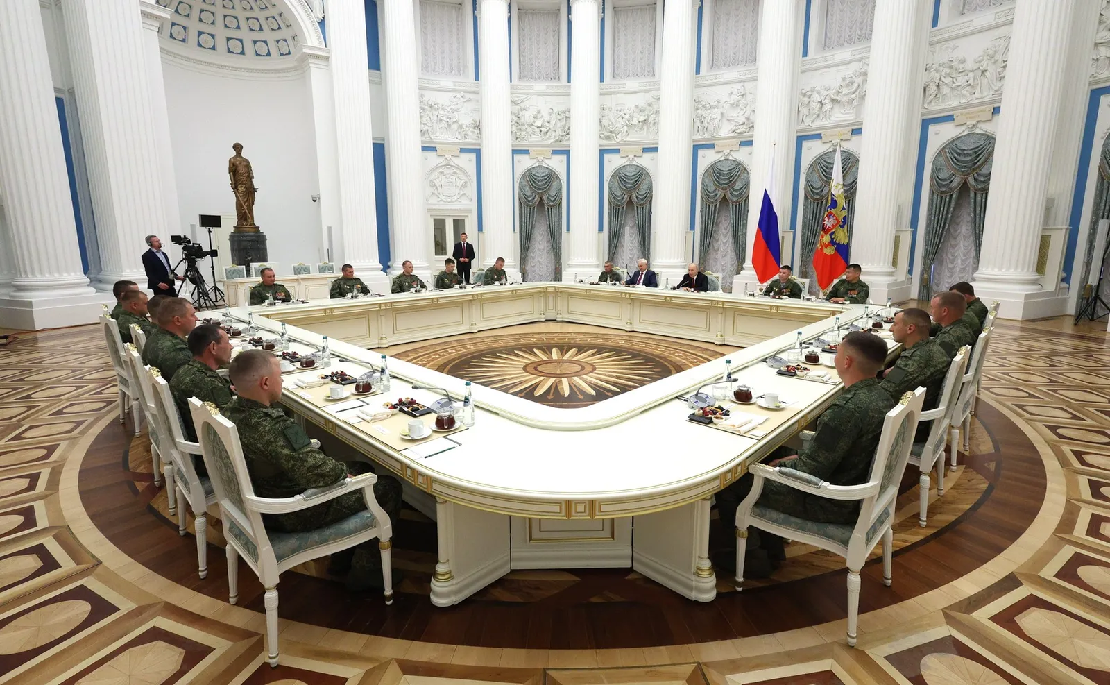 Путин встретился с участниками СВО