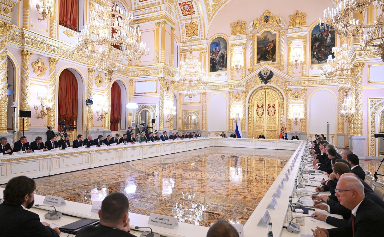 Путин поручил повысить рождаемость