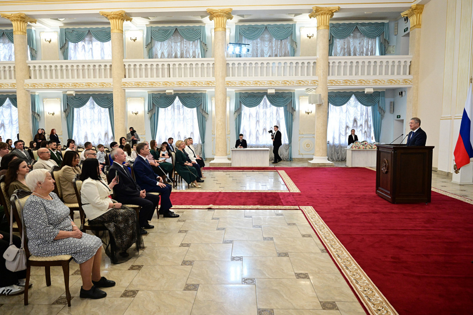 Радий Хабиров вручил награды многодетным семьям и матерям