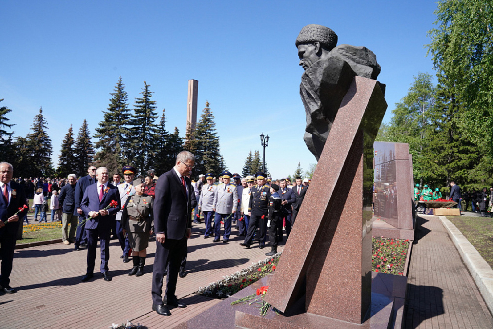 Радий Хабиров возложил цветы к Вечному огню в парке Победы