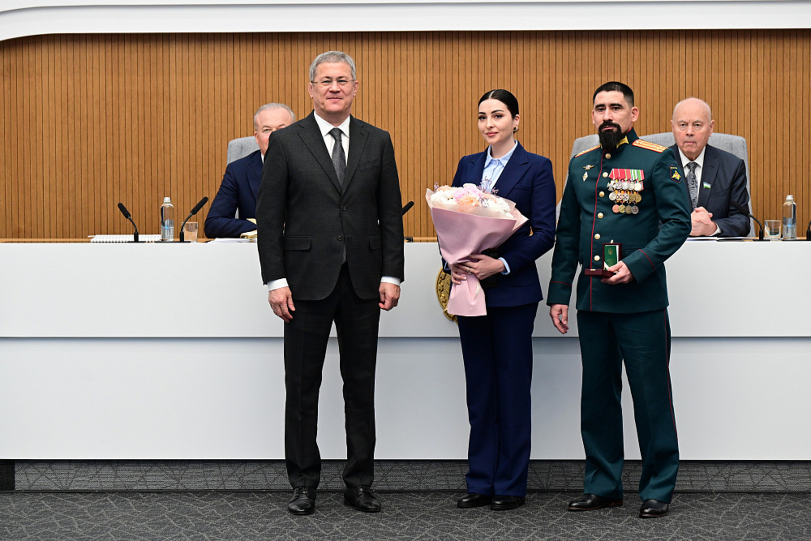 Радий Хабиров вручил орден Шаймуратова полковнику Ринату Ибрагимову