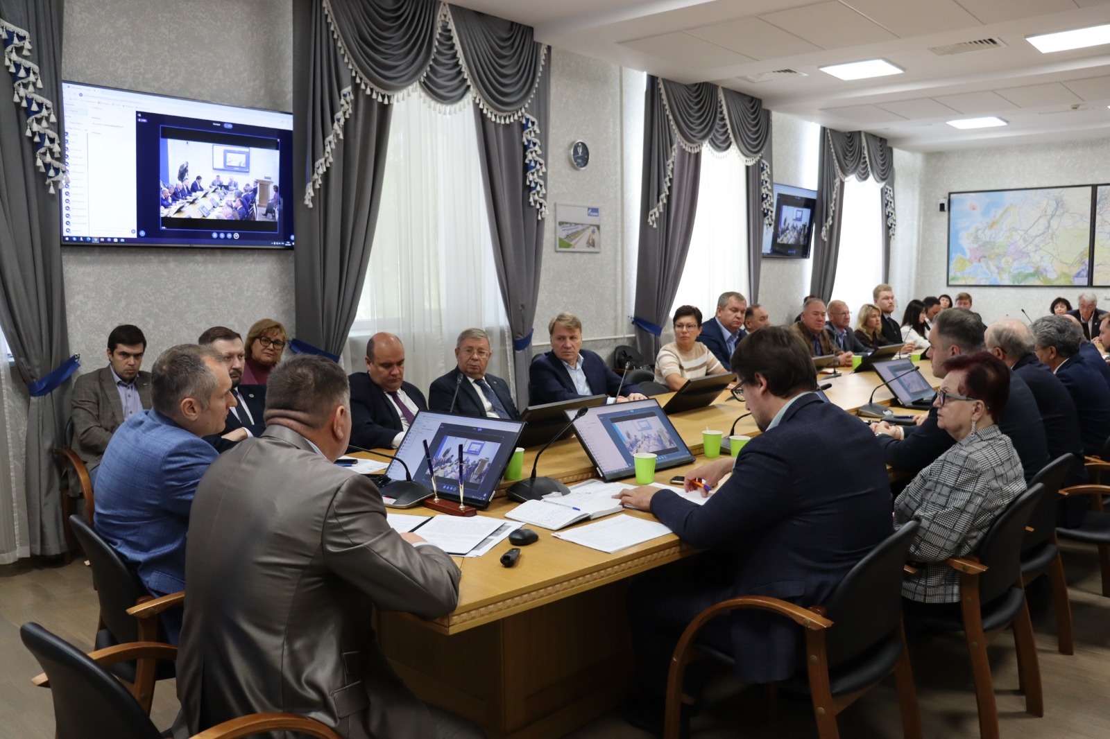 ТЕПЕРЬ СТУДЕНТЫ ДРУЖАТ С ЗУБРАМИ