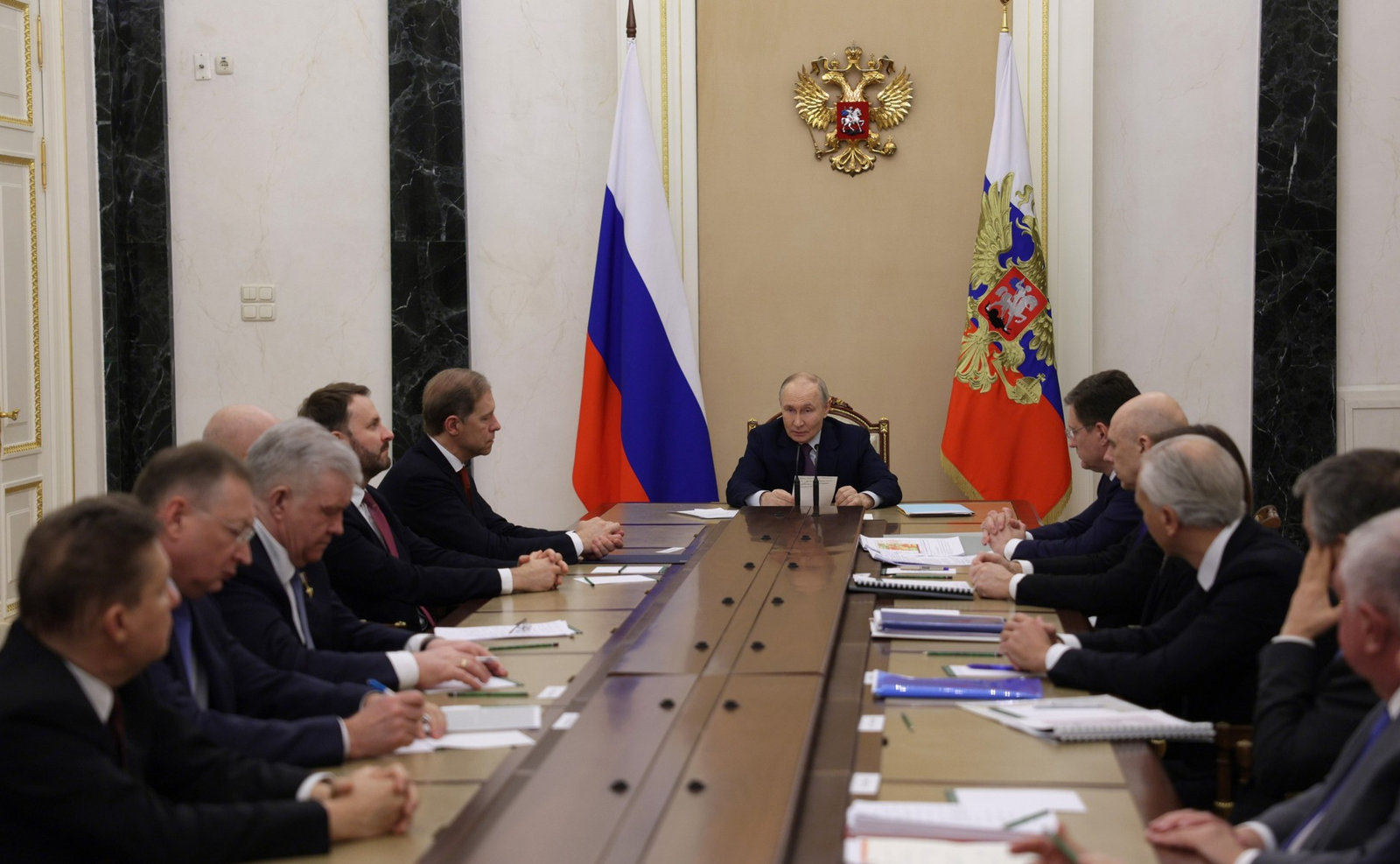 Путин провёл совещание о ситуации на мировом рынке нефти и газа