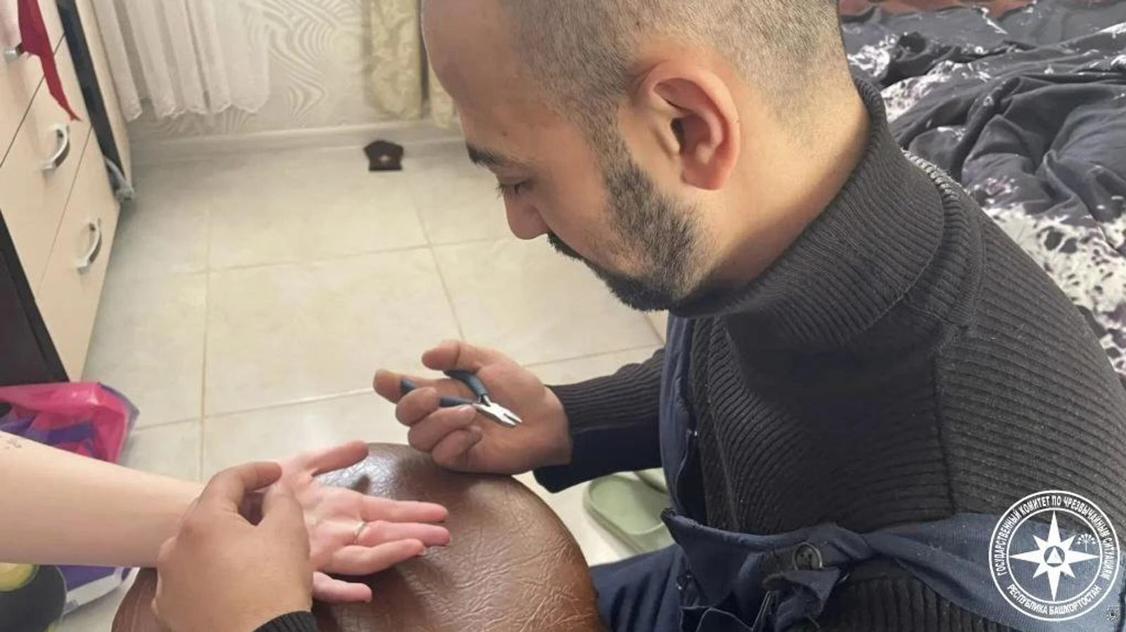 В Уфимском районе спасатели помогли девушке снять кольцо