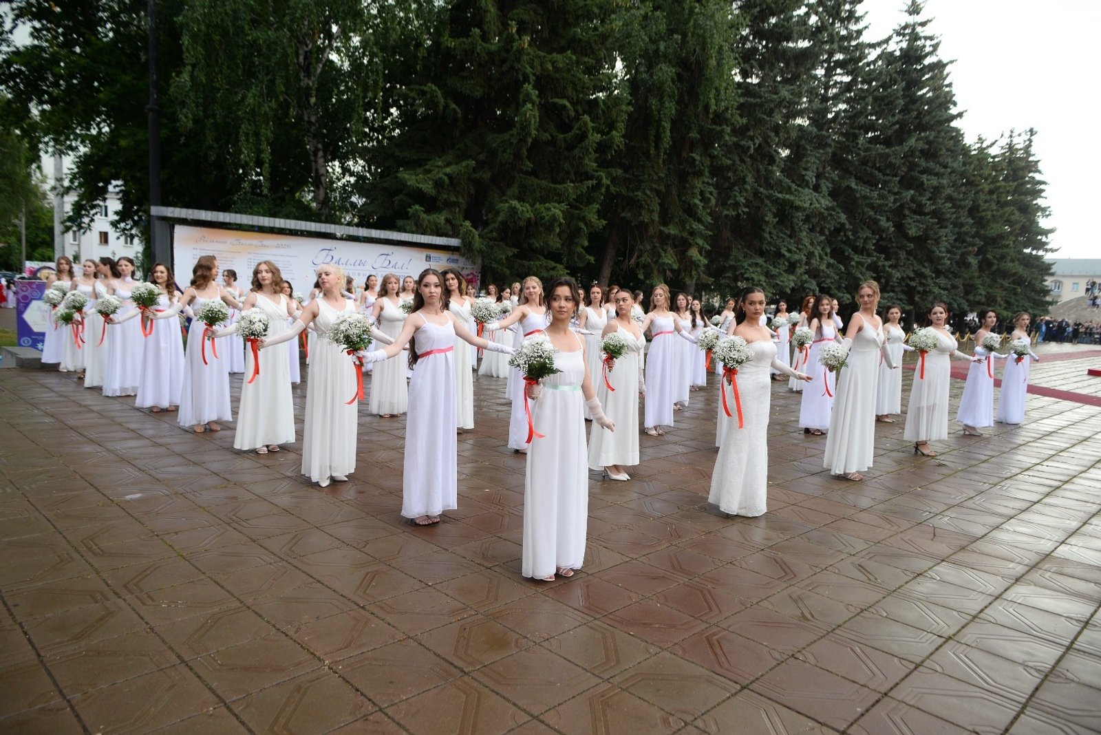 Радий Хабиров поздравил выпускников