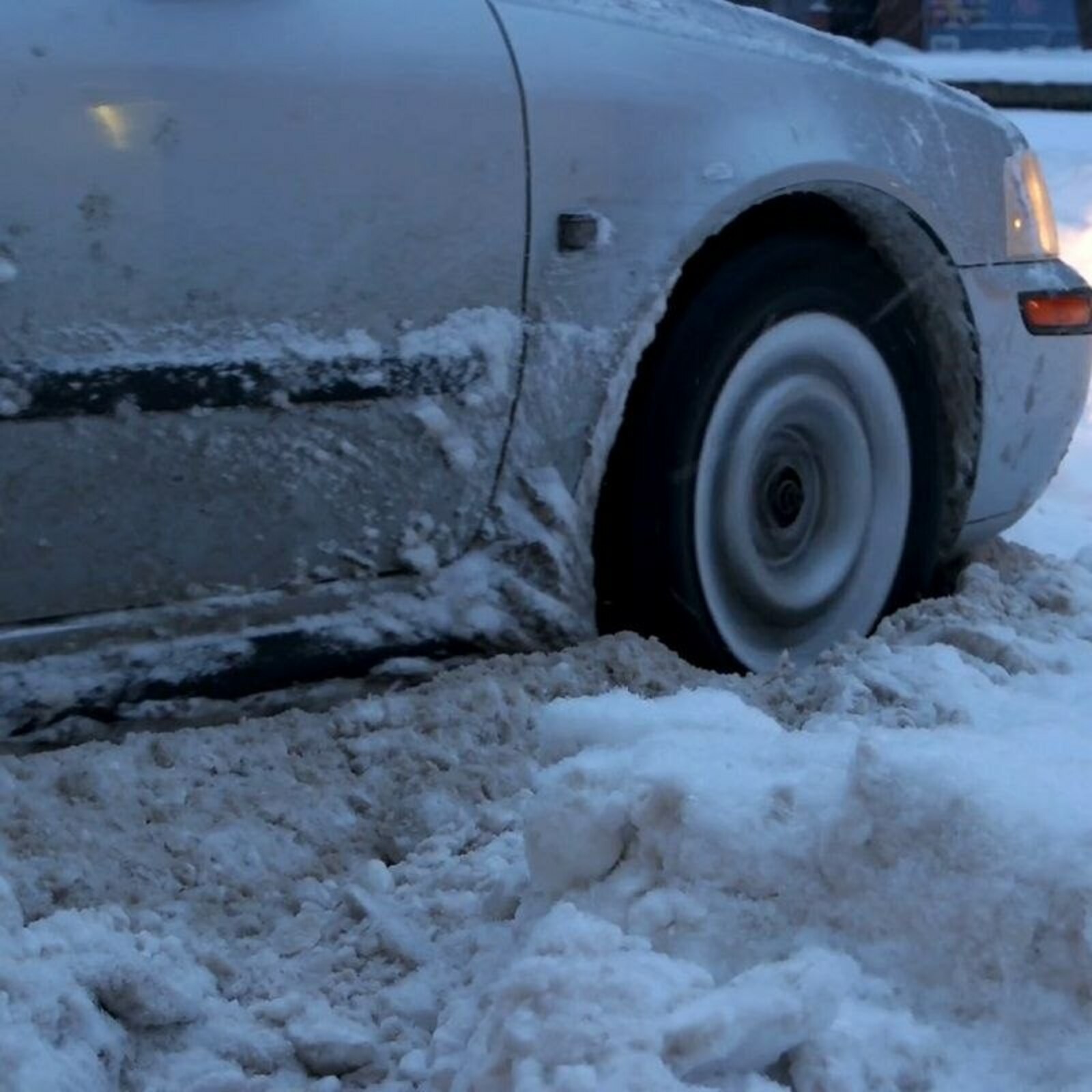 В Башкирии в поле застрял автомобиль
