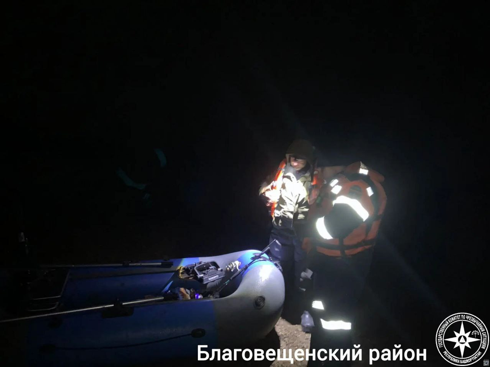 В Башкирии у рыбака заглохла моторная лодка — ему помогли спасатели