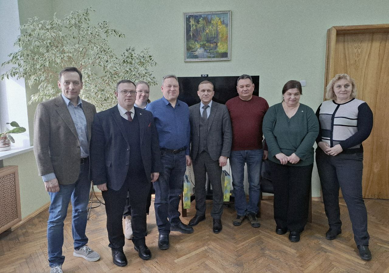 ЗУБРЫ УКРЕПЛЯЮТ ДРУЖБУ