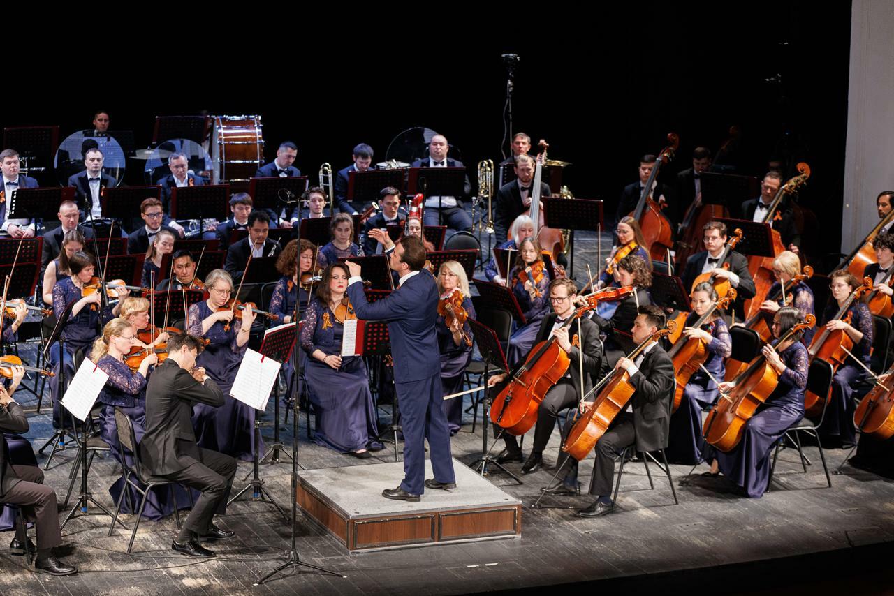 Высекая на сцене огонь Победы