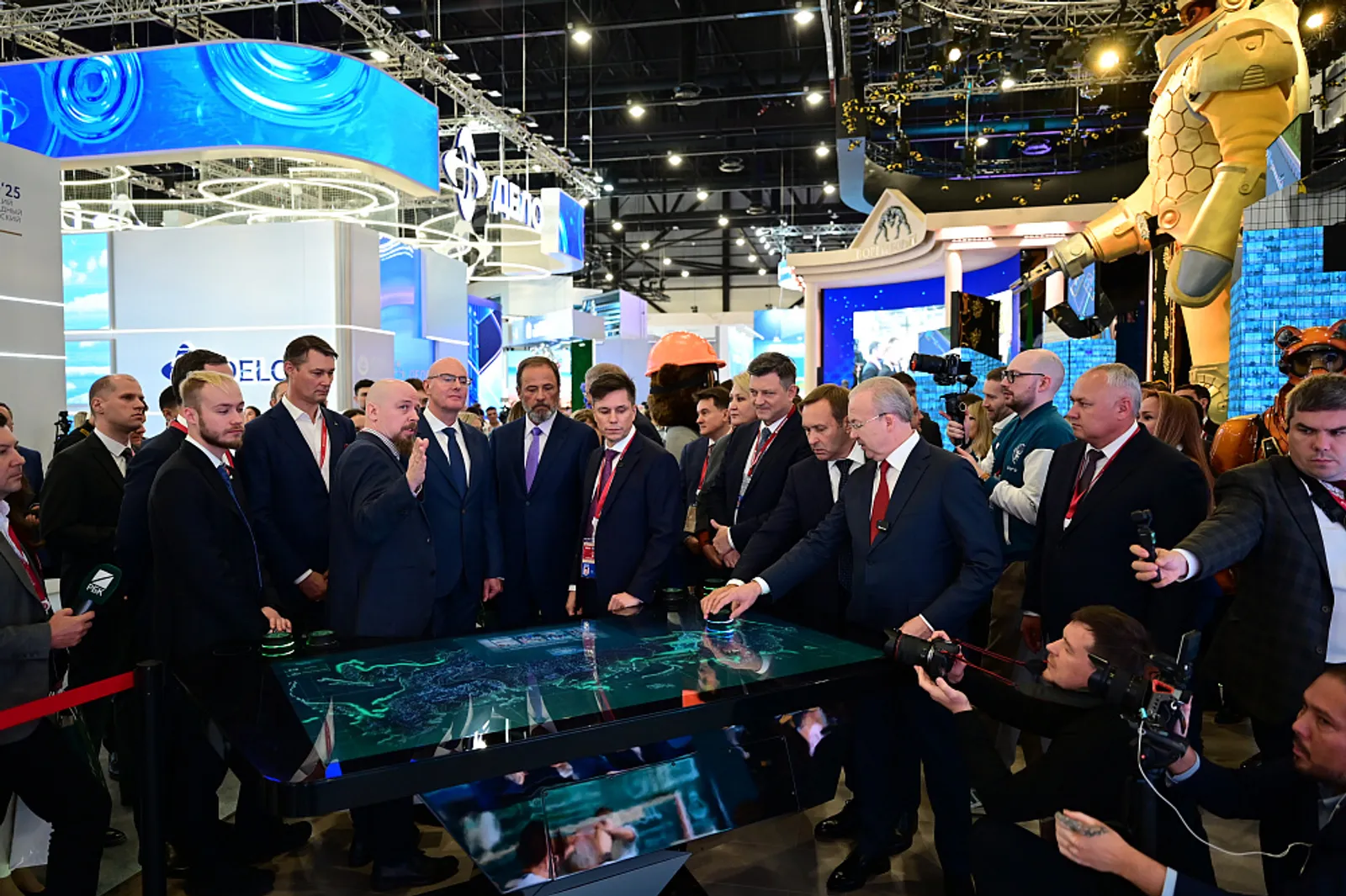 Дмитрию Чернышенко и Игорю Комарову показали кампус и платформу «Берлога»